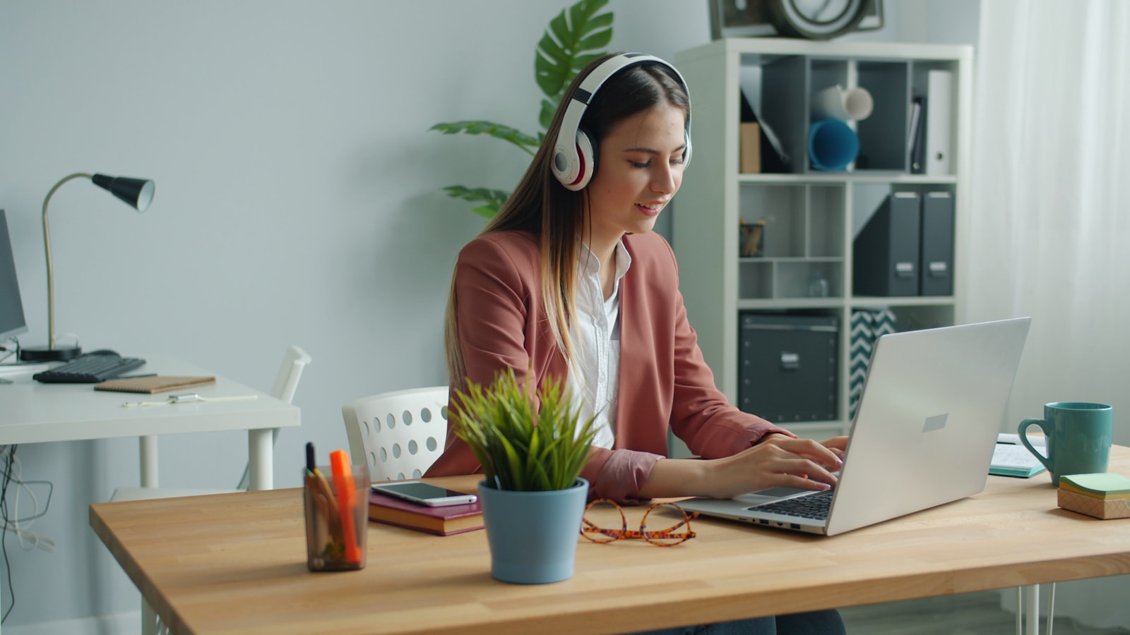 UK-based B2B sales caller